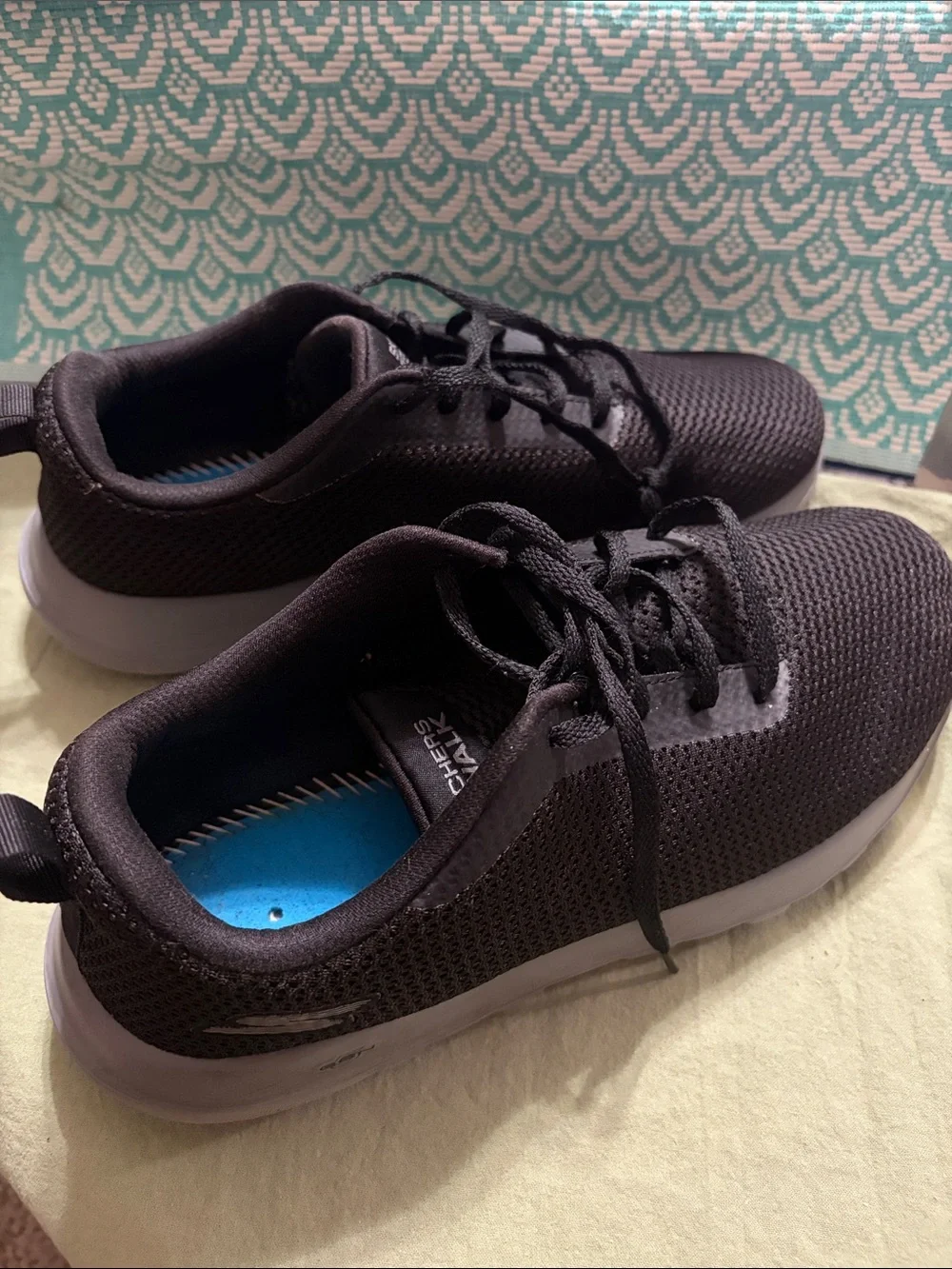 Skechers GOwalk Men’s Black Knit Lace-Up Sneakers with Gray Sole 9.5 X-Wide